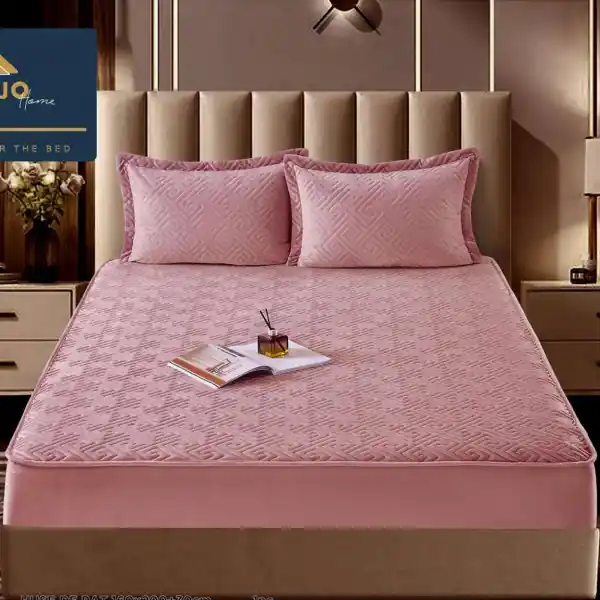 Husa de pat matlasata si 2 fete de perne din catifea, cu elastic, model tip topper, pentru saltea 160x200 cm, roz, HTC-46 Chilipir